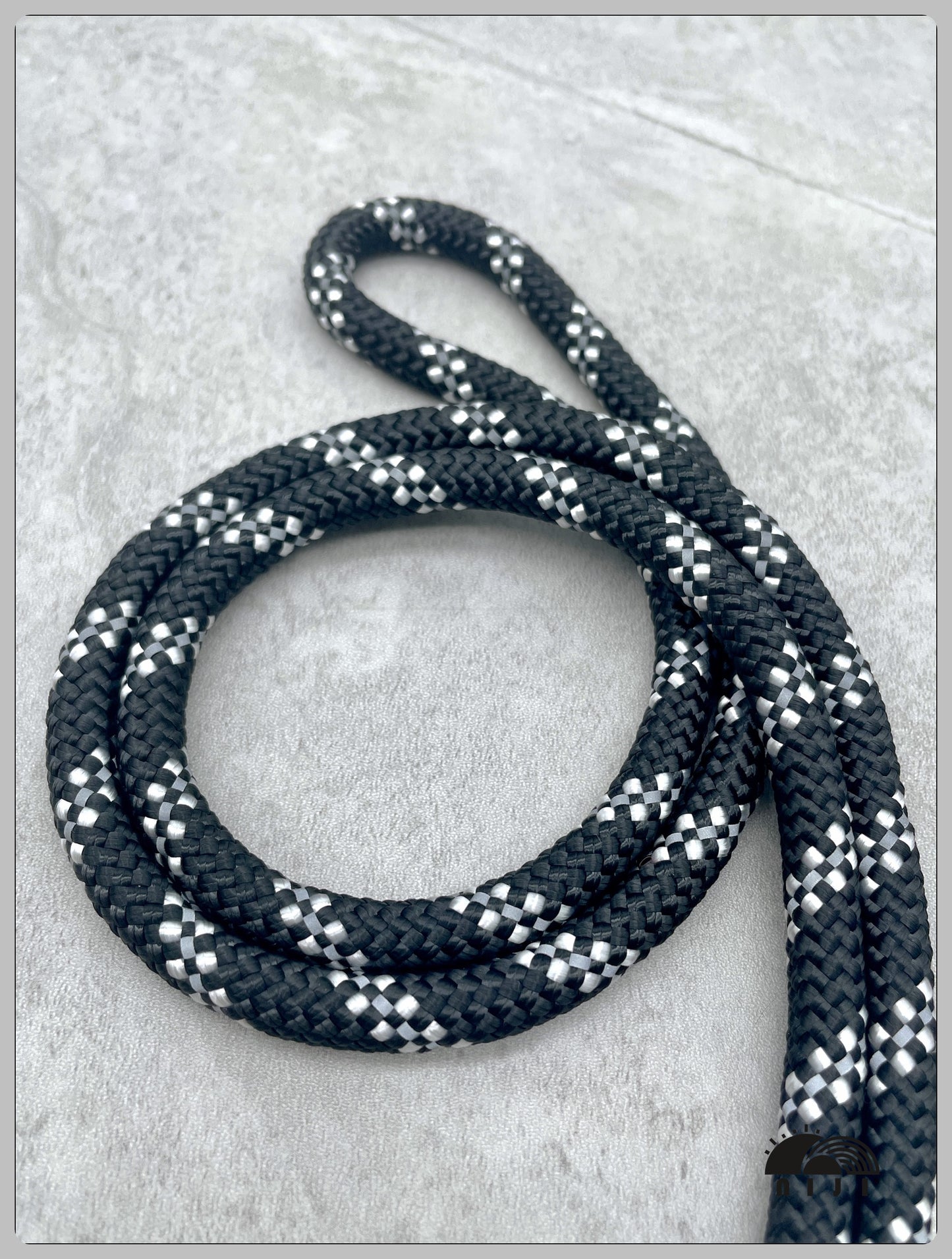 8mm Black with White & Reflective tracer