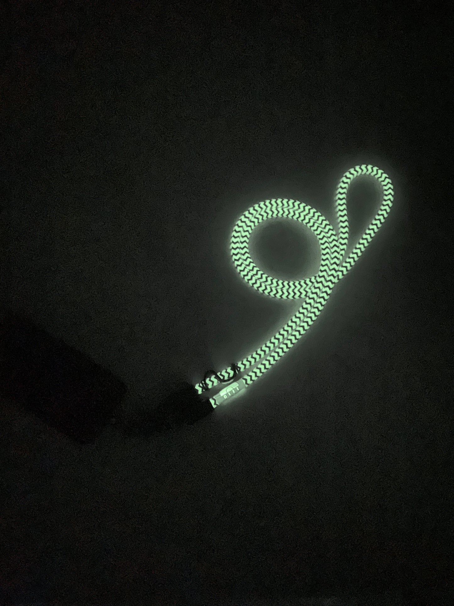 Glow in the dark 7.5mm Crown pattern / Violet color